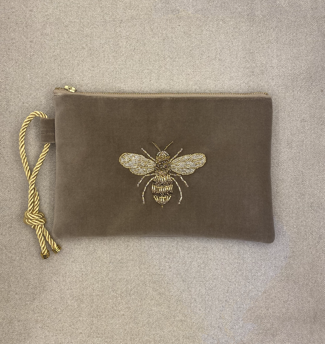 CLUTCH BUG ABEJA BEIGE