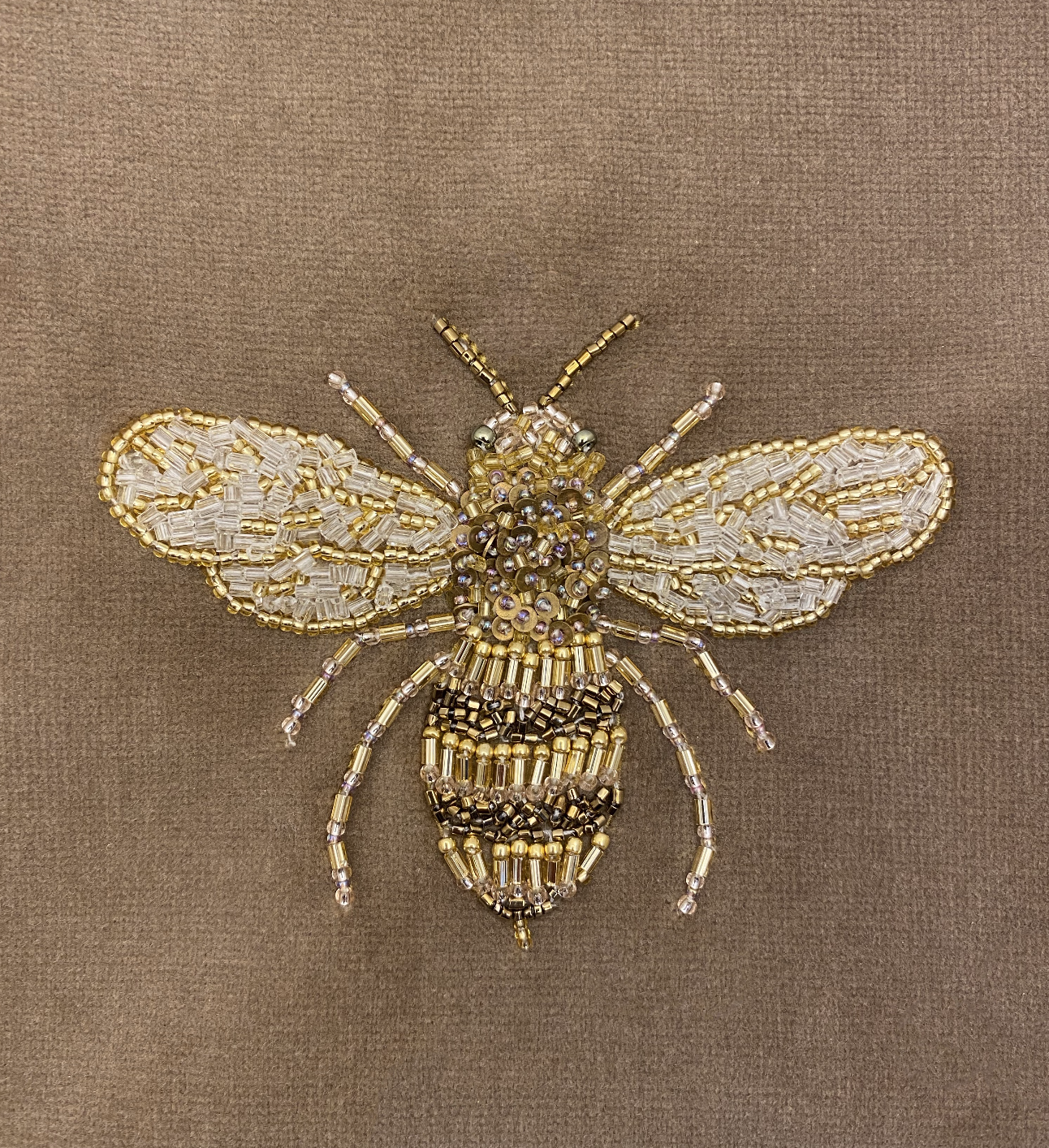 CLUTCH BUG ABEJA BEIGE